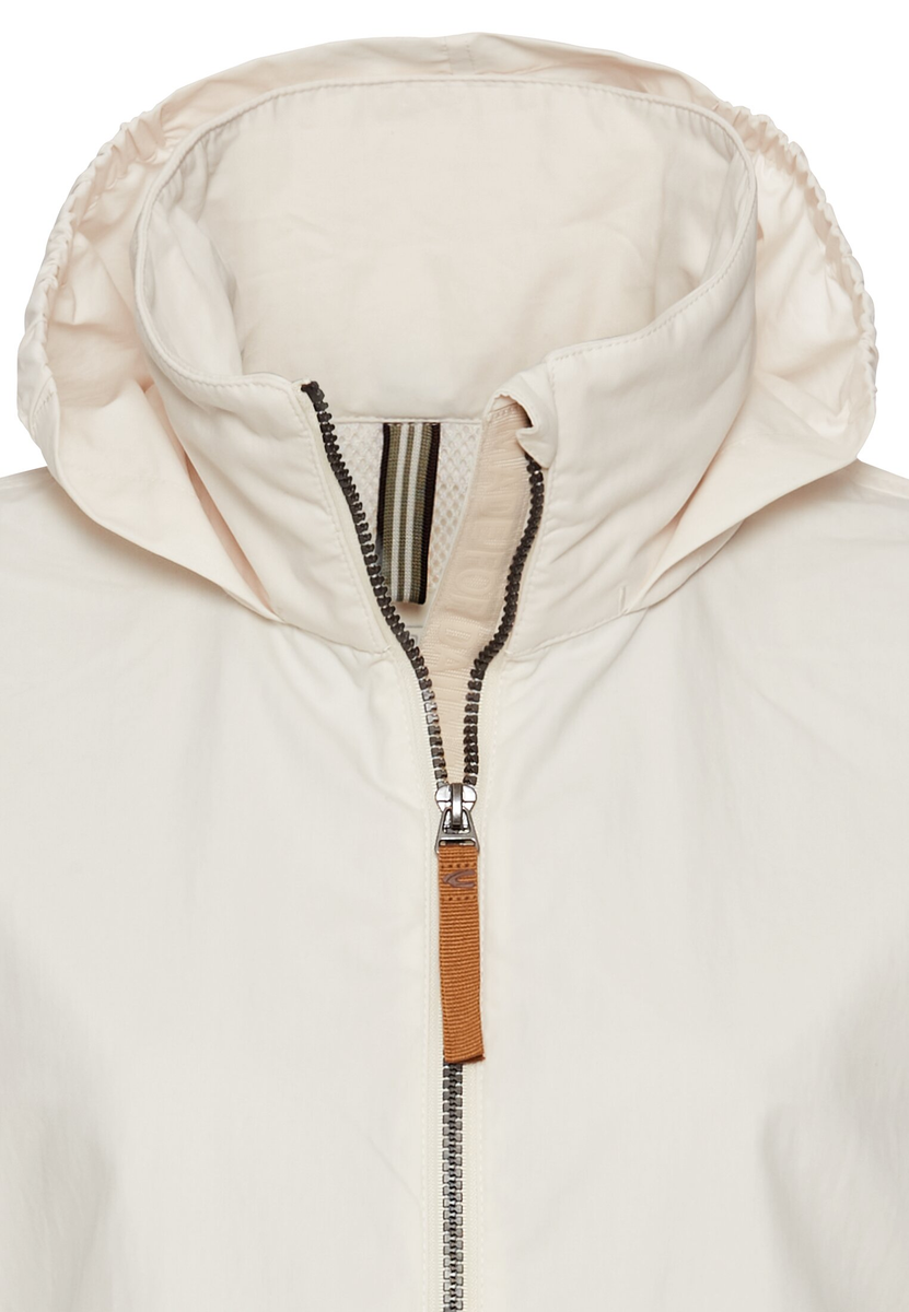 Leichte Jacke mit verstaubarer Kapuze