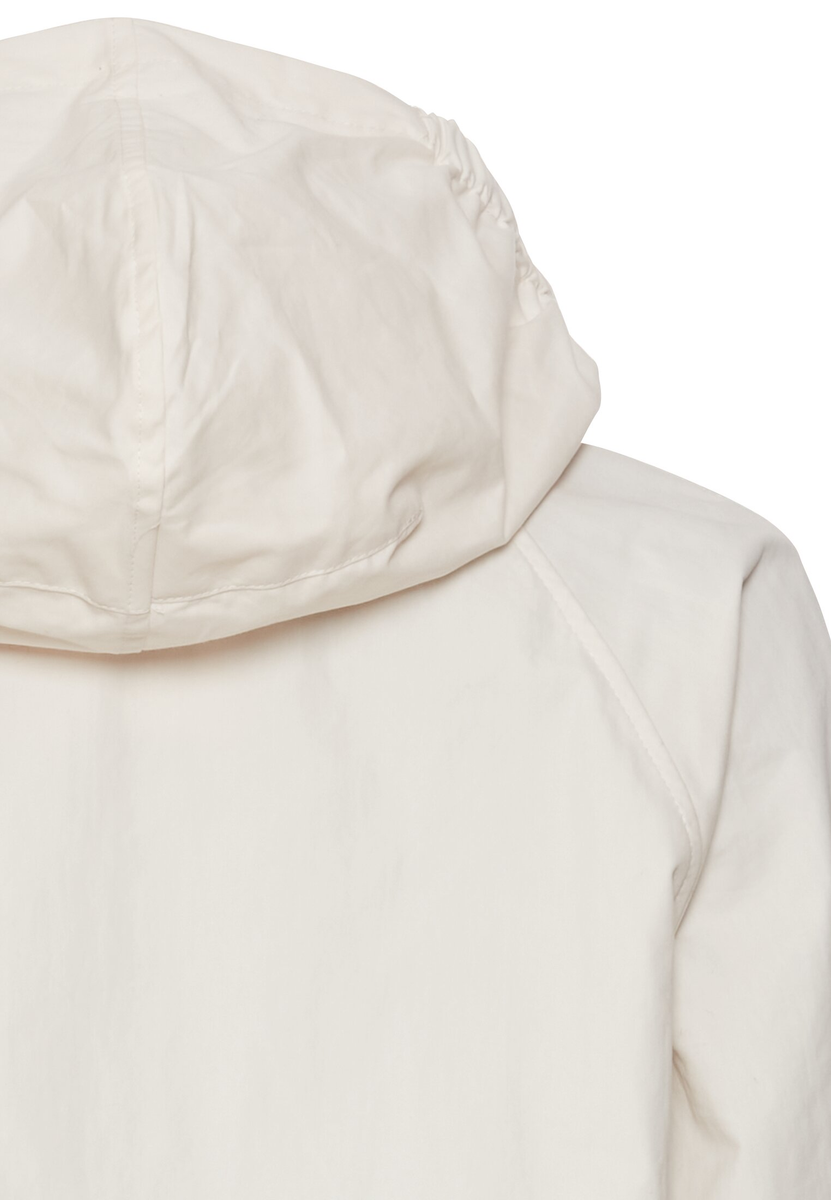 Leichte Jacke mit verstaubarer Kapuze
