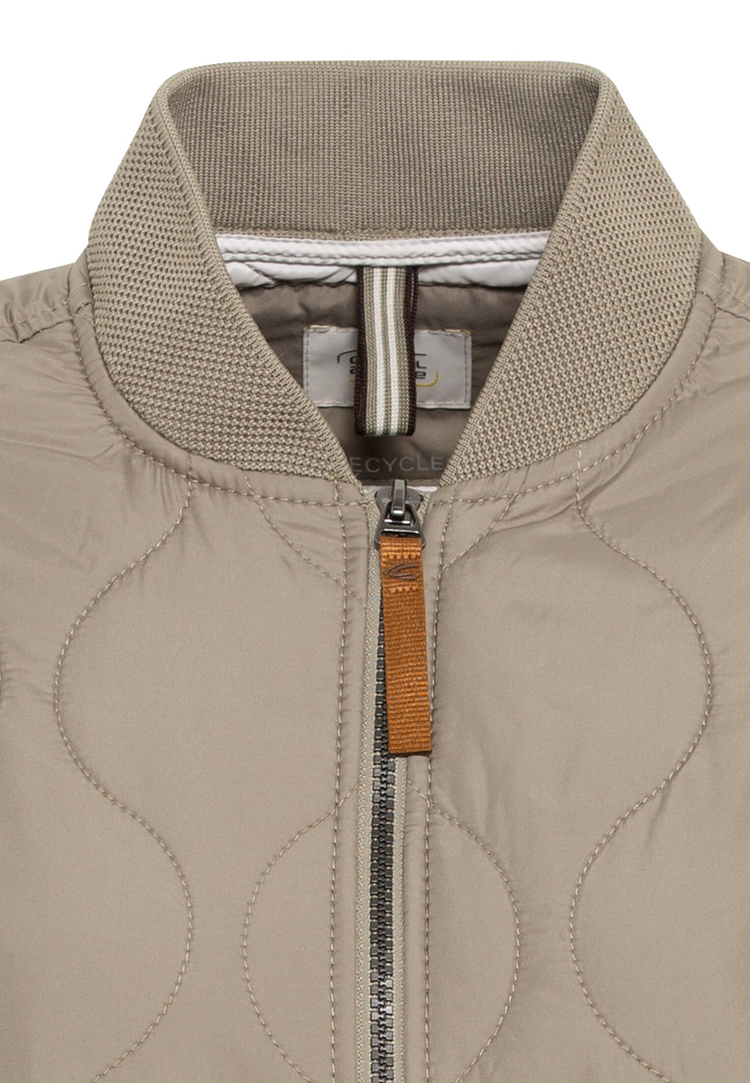 Kurze Steppjacke aus recyceltem Polyester